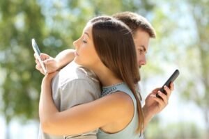 21 Emotional Cheating Signs